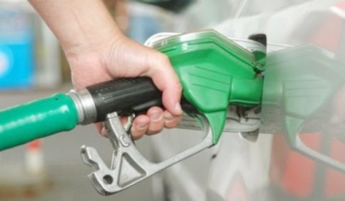 Carburanţii se scumpesc masiv, cu 31-40 de bani litrul